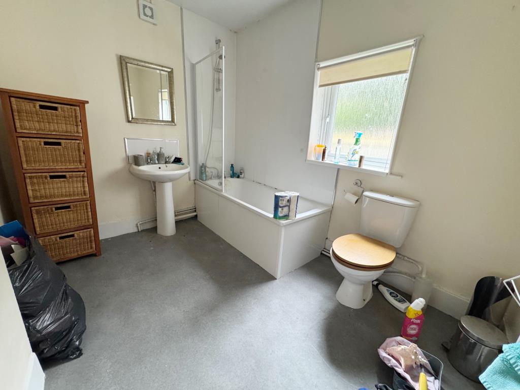 Lot: 20 - THREE-BEDROOM TERRACE HOUSE FOR IMPROVEMENT - Bathroom